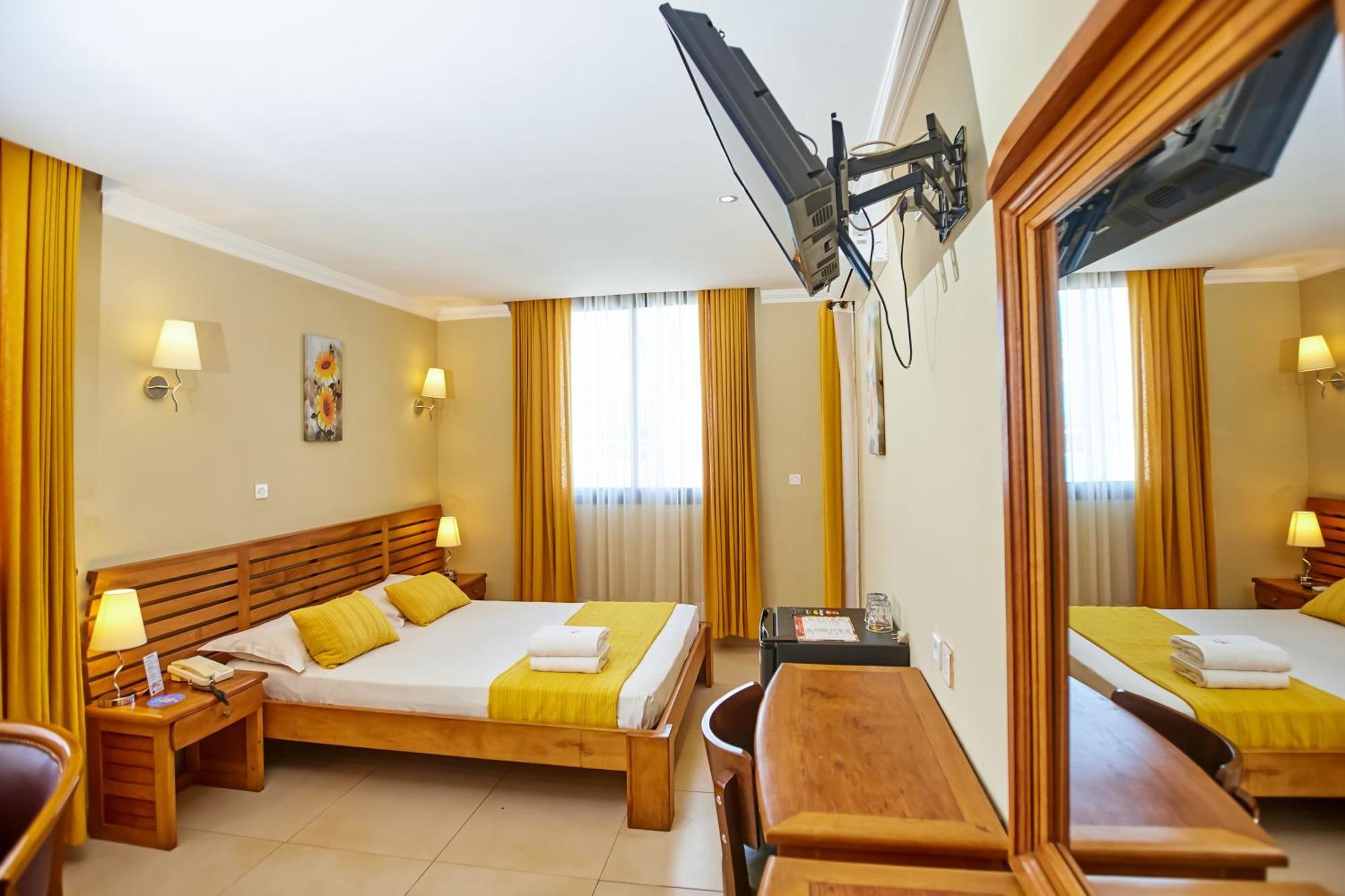 Anjary Hotel Antananarivo Bagian luar foto