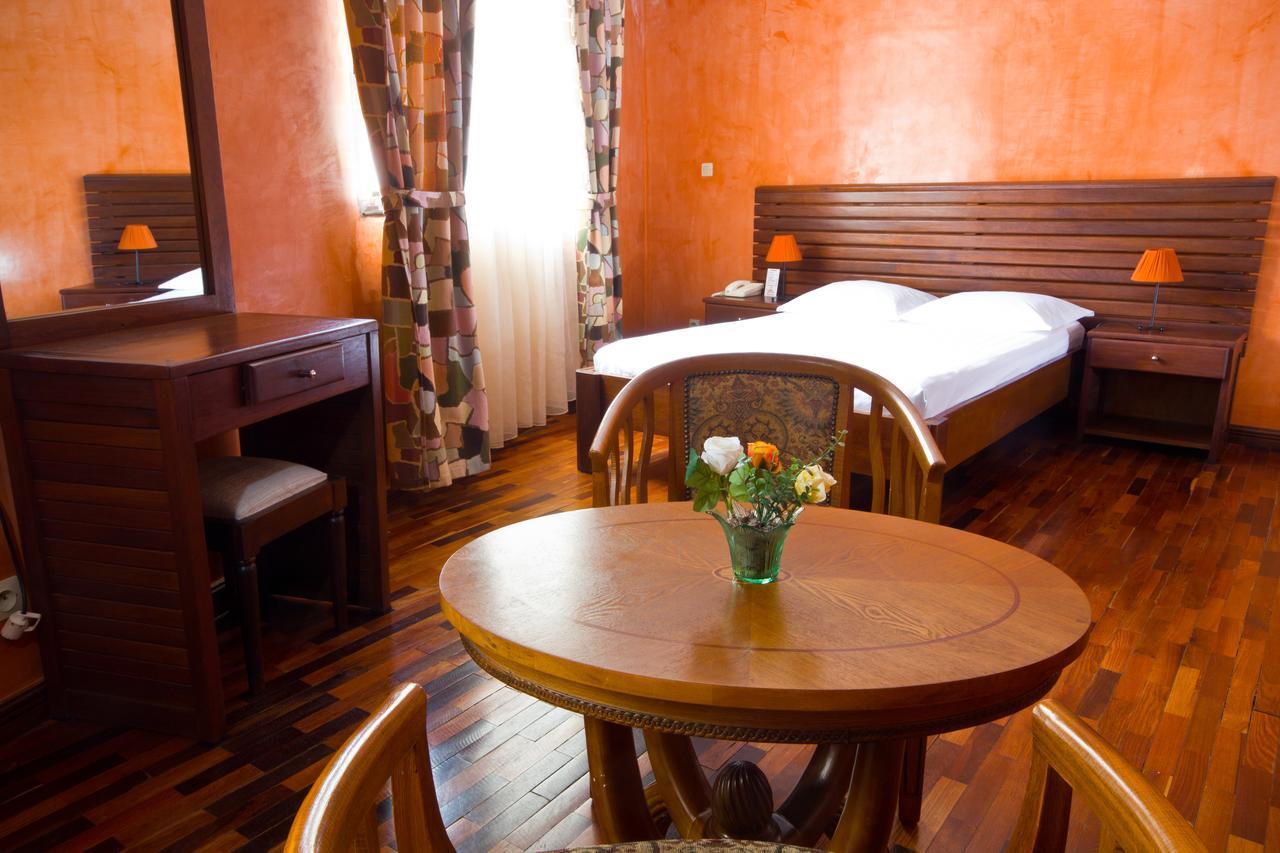 Anjary Hotel Antananarivo Bagian luar foto